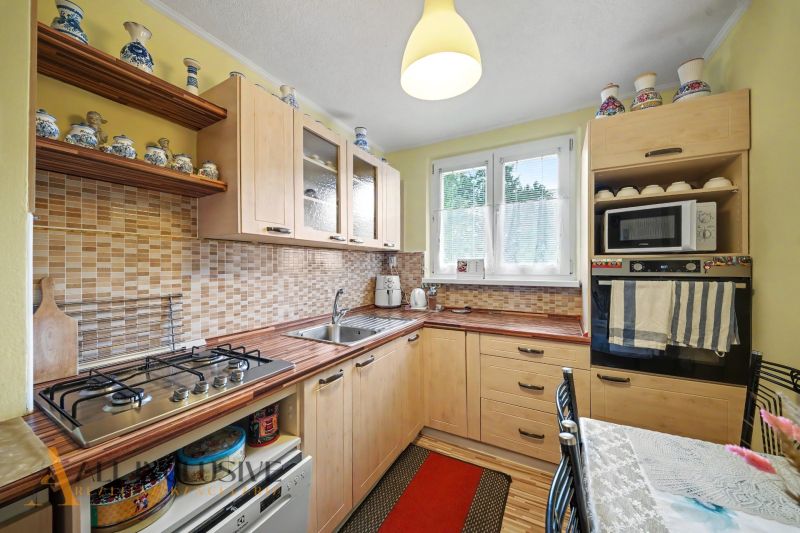 A kitchen with a gas stove and decorative ceramic items in a 3-room apartment.