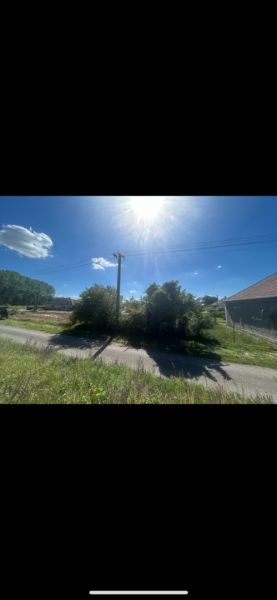 Plots - housing in Neded, with a view of greenery and blue sky.