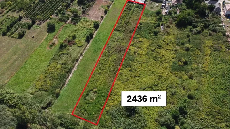 Land for residential use in Bátorove Kosihy, area 2436 m², surrounded by greenery.