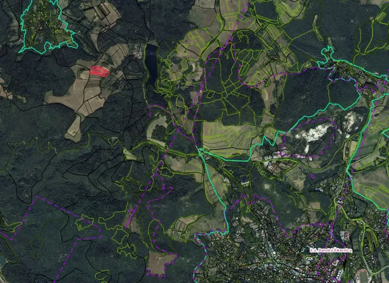 Aerial map of Special properties and landscape around Banská Štiavnica with marked routes.