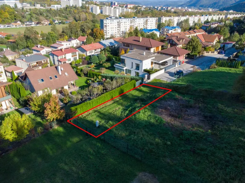 A plot in the Gardens of Banská Bystrica with family houses and a view of the housing estate.
