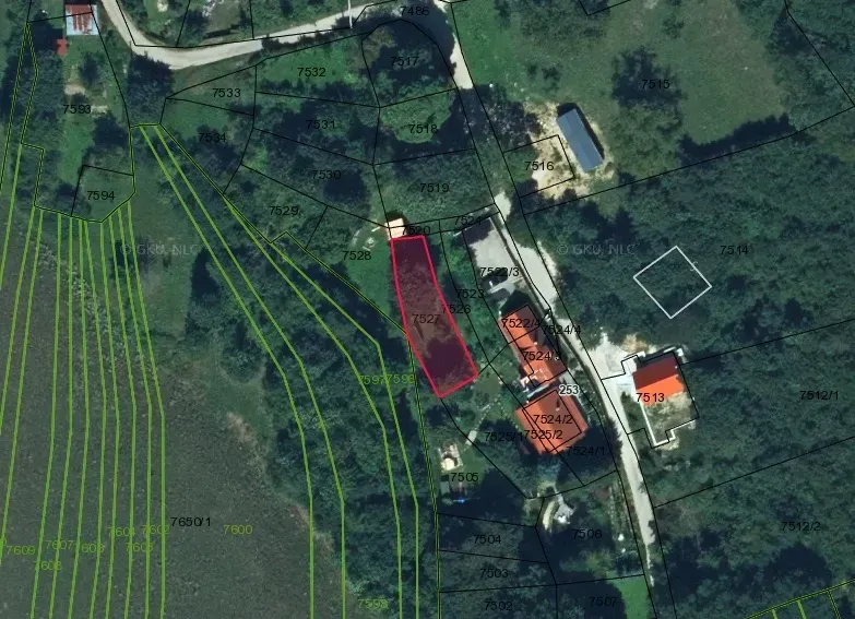 Aerial view of unusual properties in Prašník with marked parcels and roads.