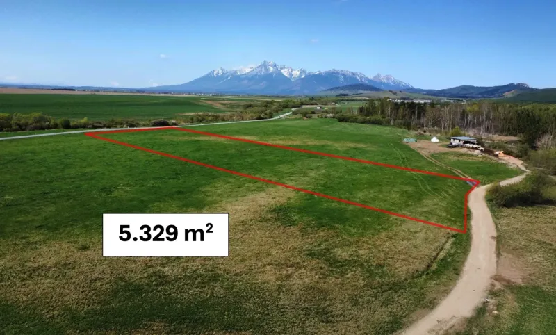 Agricultural and forest land in Podhorany, 5,329 m², with a view of the mountains.