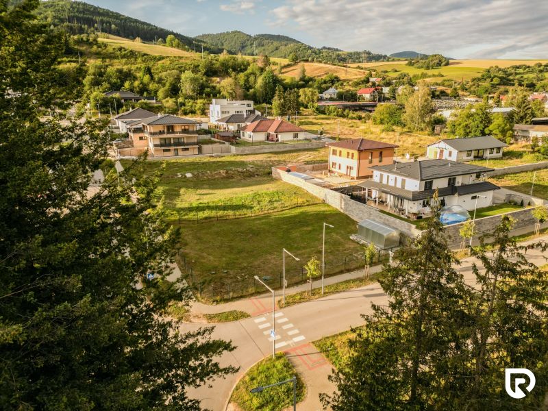Plots - housing in Brezno in the Kasárne Quarter surrounded by countryside and family houses.