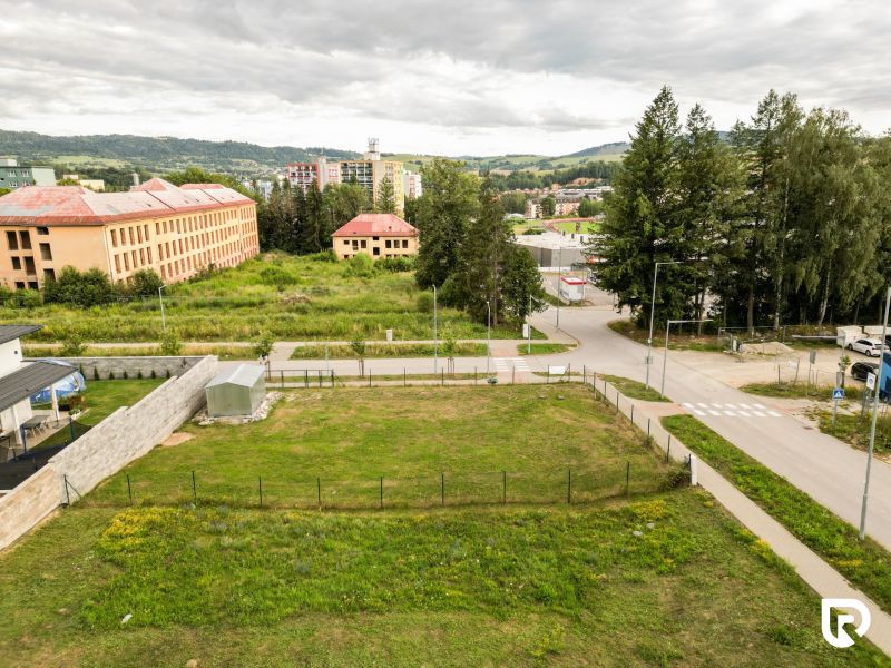 A plot for residential use in Brezno in the Štvrť kasárne area, with a view of nature and buildings.
