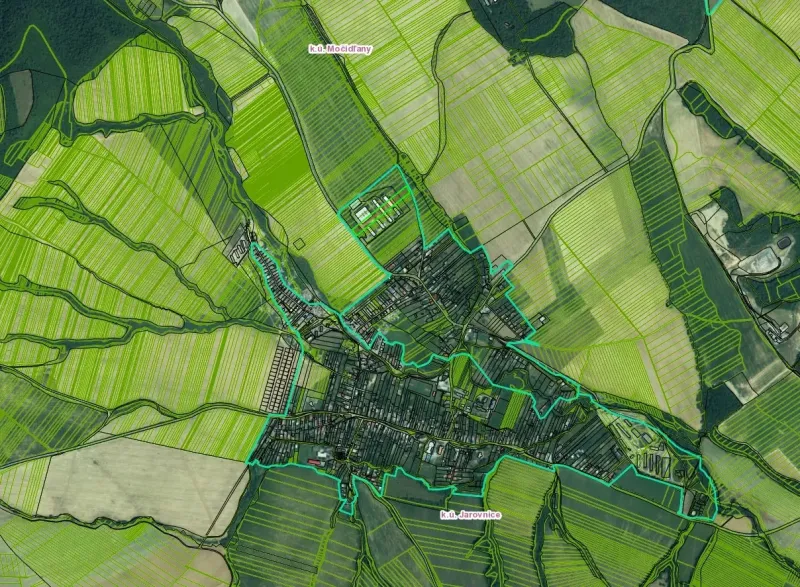 A top-down view of the cadastral area of the village of Jarovnice with distinctive properties and fields.