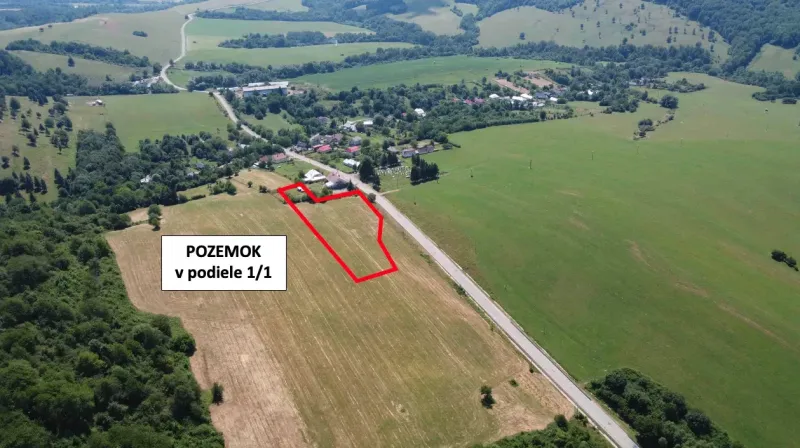 Land for sale in the village of Čabalovce, ideal for living. Grassy landscape around.