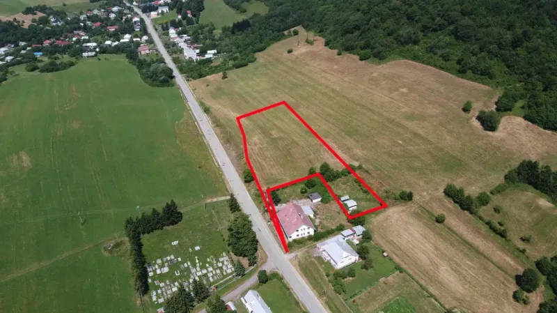 An aerial view of extensive residential plots in Čabalovce.