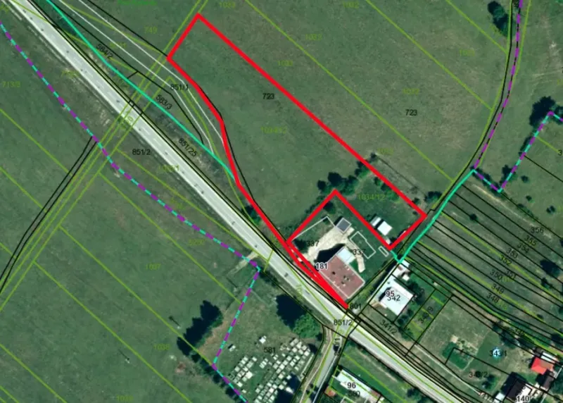 Plots - housing in Čabalovce, marked with red lines on the aerial map.