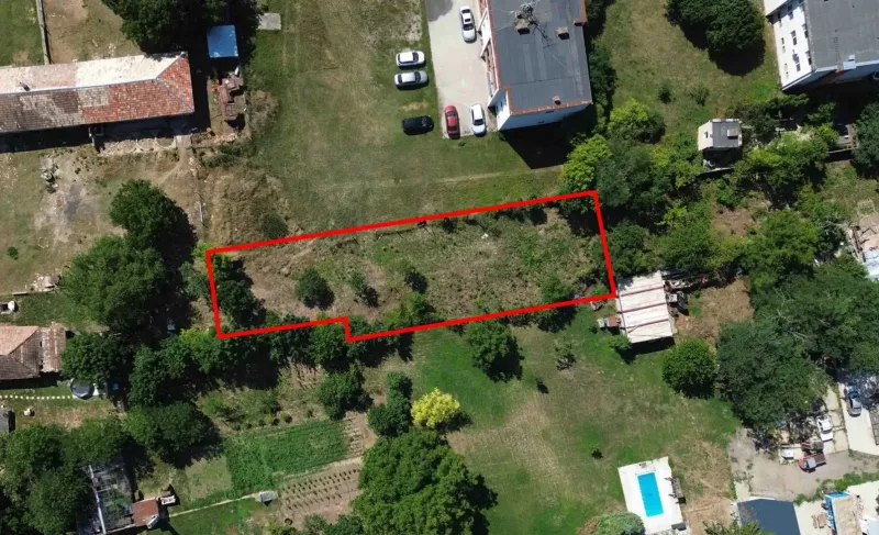 Aerial view of plots - housing in Hronovce, bordered by a red line.