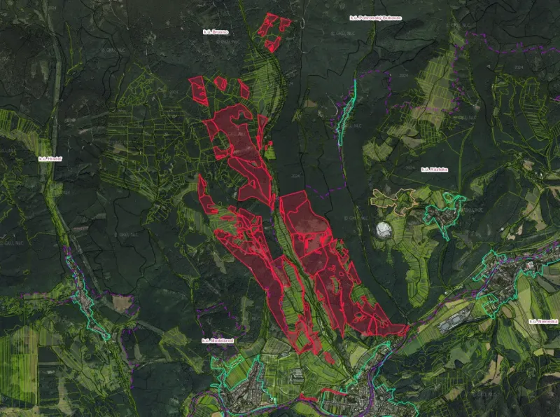 An aerial map with color-coded agricultural and forest lands around Brusno.