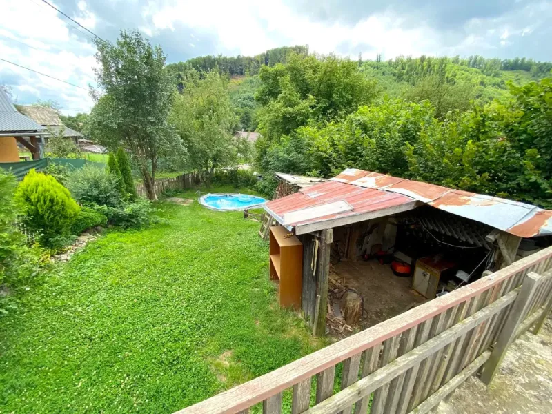 The garden of a family house in Kokava nad Rimavicou with a swimming pool and a tool shed.