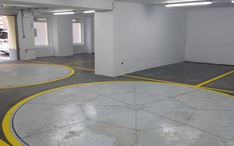 Parking with turntables and bright yellow lines for better navigation.