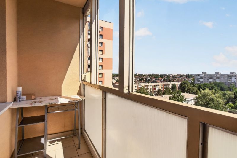 A balcony in a one-room apartment on Jiráskova Street in Trnava with a view of the city.