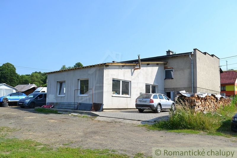 A family house in Varadka with cars and wood in the exterior.