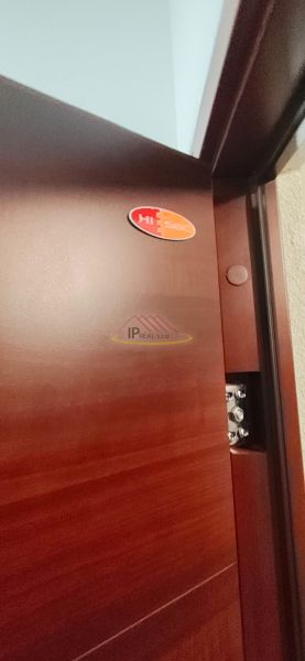 Security door with the inscription Hi-Sec in a 3-room apartment with a wood-decor floor.