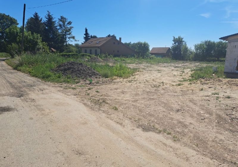 Building plots in Láb, ideal for living, with a natural environment and greenery.