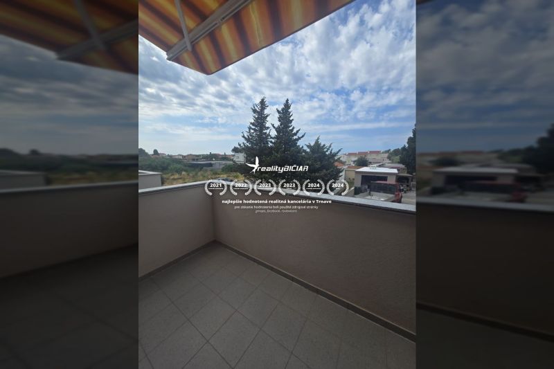 A balcony in a 2-room apartment on Mulo Street in the town of Vrsi with a view of greenery.