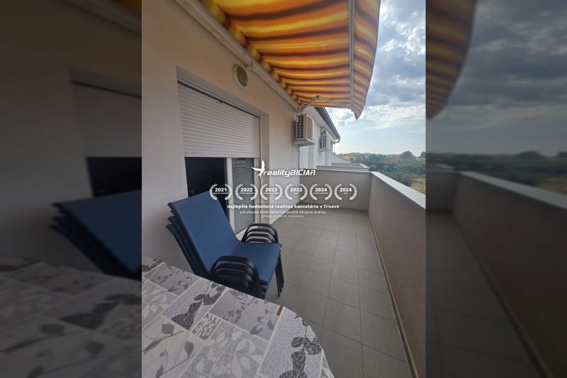 The balcony of a 2-room apartment on Mulo Street in Vrsi with a view of the surroundings.