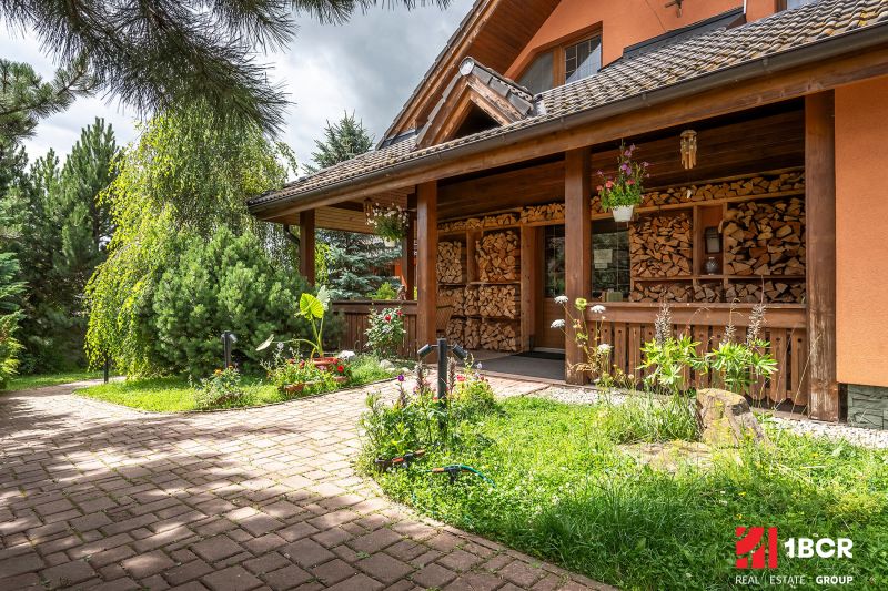 A family house in Veľká Lomnica with a garden, wood, and floral decorations.