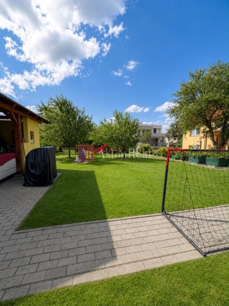 A well-maintained garden with a lawn and a sports field at a 3-room apartment in Liptovský Mikuláš.