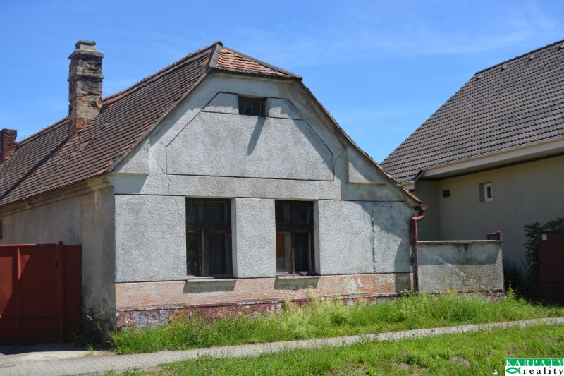 A family house in Lakšárska Nová Ves with visible cracks and an old roof.