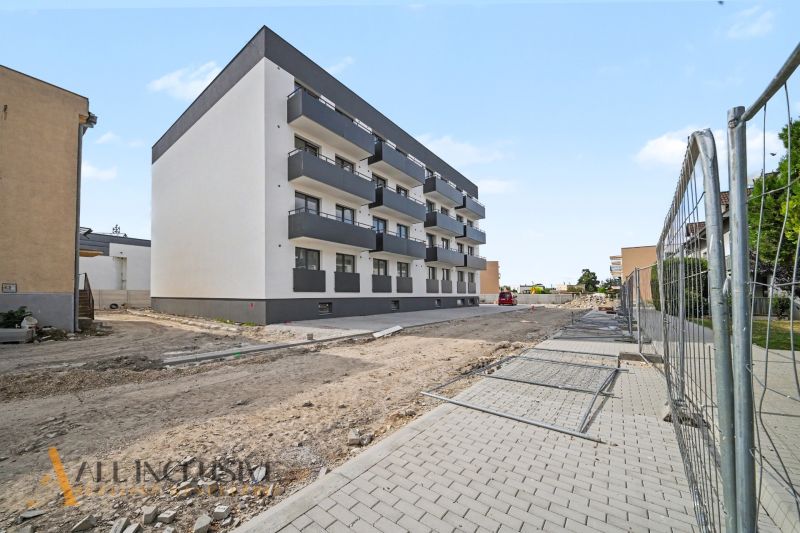 Apartment building in Zlaté Klasy with four floors and balconies.