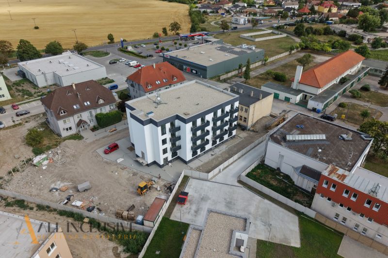 A view of a residential building with a parking lot in Zlaté Klasy.