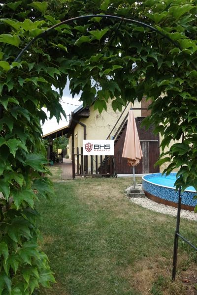 The garden of a family house on the Third Row in Mojmírovce with a swimming pool and a gazebo.