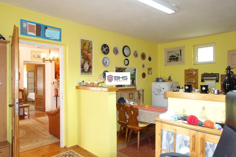 A room in a family house with decorative plates and furniture in wooden decor.