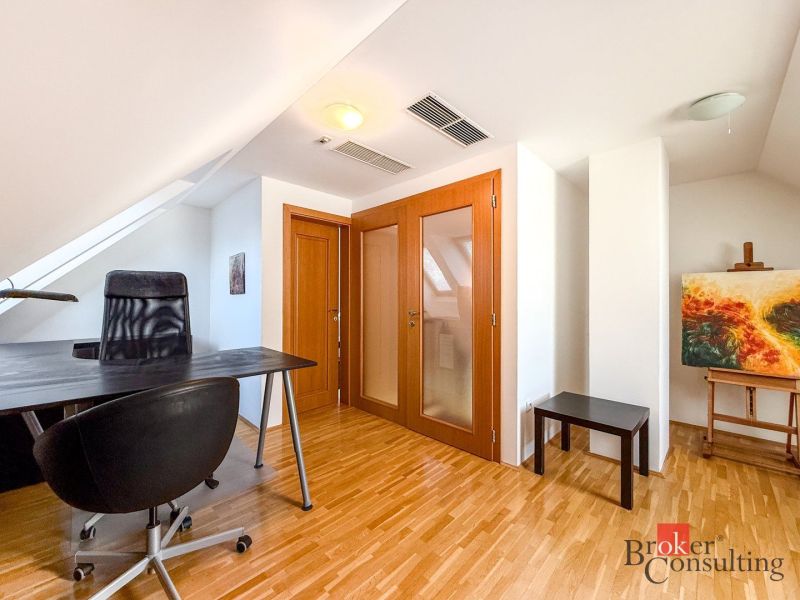 Office room in a 5 or more room apartment with a wooden decor floor.
