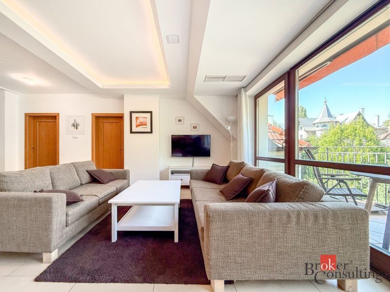 Living room in a 5 or more room apartment with large windows and a view of the balcony.