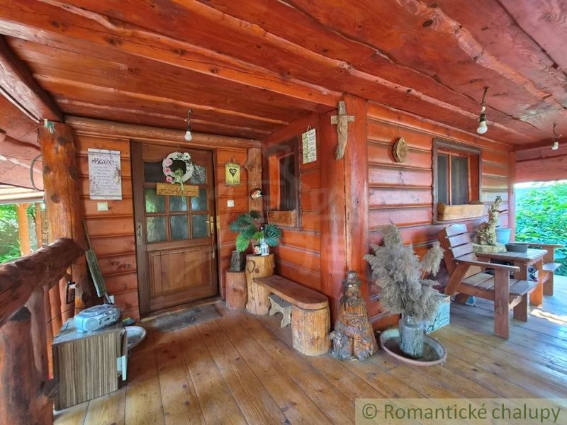 A wooden interior of a family house with a decorative entrance and a floor with a wood pattern.