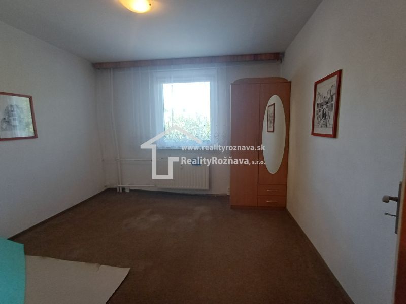 A room in a 3-room apartment with white walls and a wardrobe.