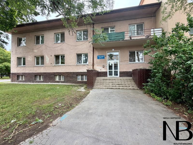 The apartment building on Dlhé Hony in Trenčín offers 1-bedroom apartments with well-maintained exteriors.