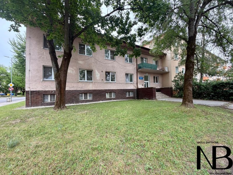 The building on Dlhé Hony Street in Trenčín offers 1-bedroom apartments in a quiet location.