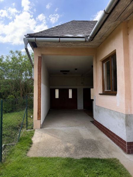 Shelter and garage at a family house on Gardom Street in Veľký Šariš.
