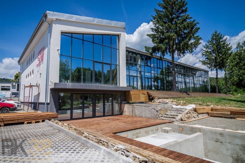 A building with a glass facade and a floor with a wooden decor in Zemplínska Šírava.
