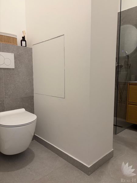 Bathroom with toilet and shower in a 3-room apartment.