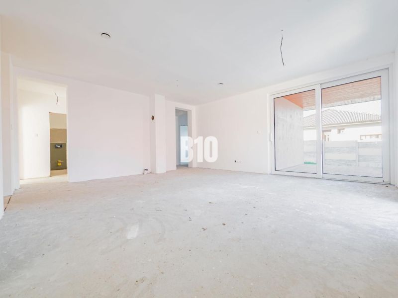 A spacious room in a family house with sliding doors and a view of the garden.