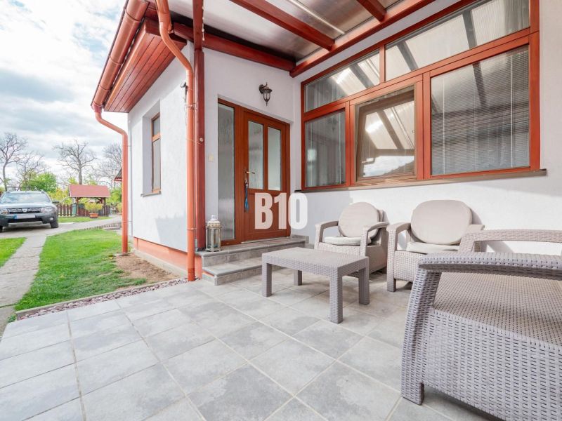 A family house in Nitra with a garden seating area on a paved terrace, a space for relaxation.