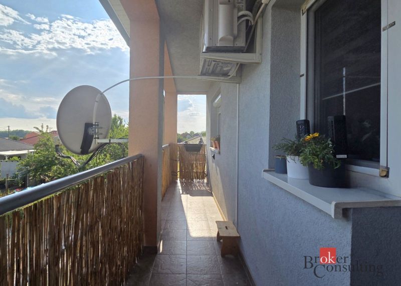 The balcony of a 4-room apartment in Blatná na Ostrove with a view of the gardens.