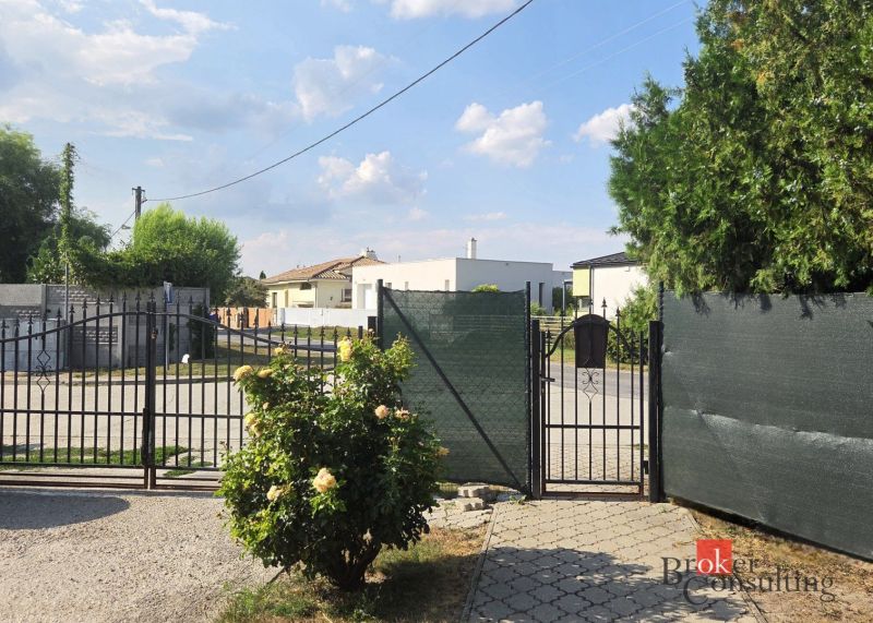 The gate with a rose bush in Blatná na Ostrove leads to a 4-room apartment.