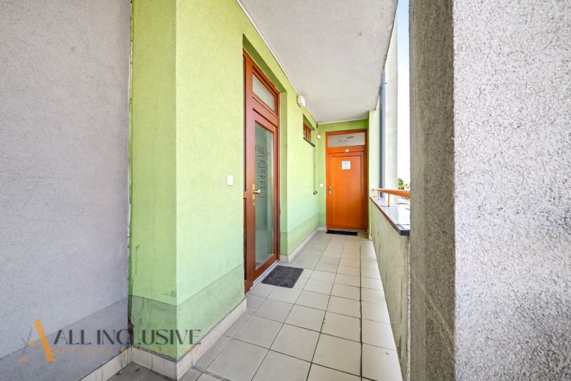 A hallway with green walls and tiles in front of a 3-room apartment on Galantská Street in Dunajská Streda.