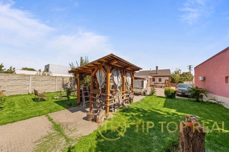 A garden with a gazebo and lawn at a family house on Kvetinárska Street in Podunajské Biskupice.