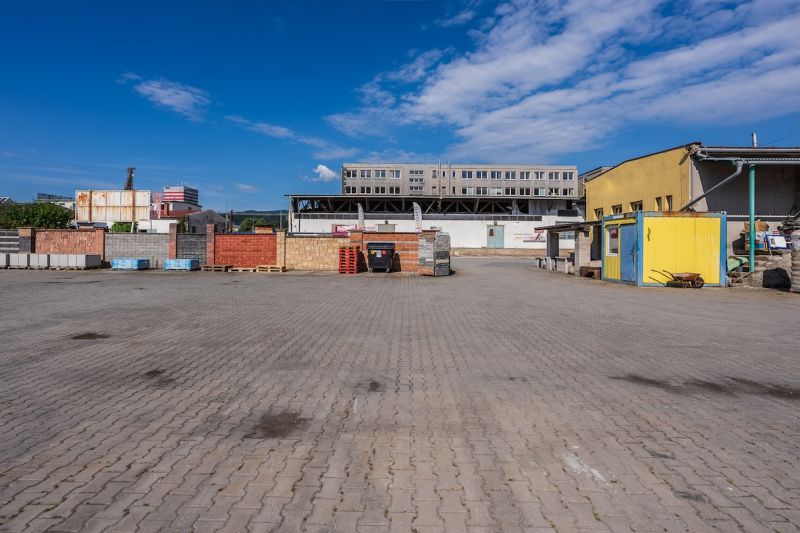 The building on Zvolenská Street in Banská Bystrica with blocks and a warehouse in the yard.