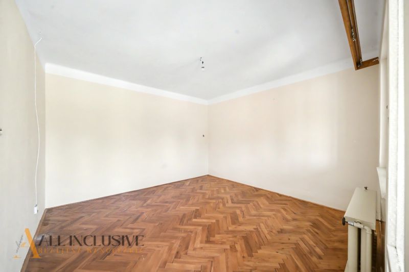 An empty room with a wooden floor decor in a family house.