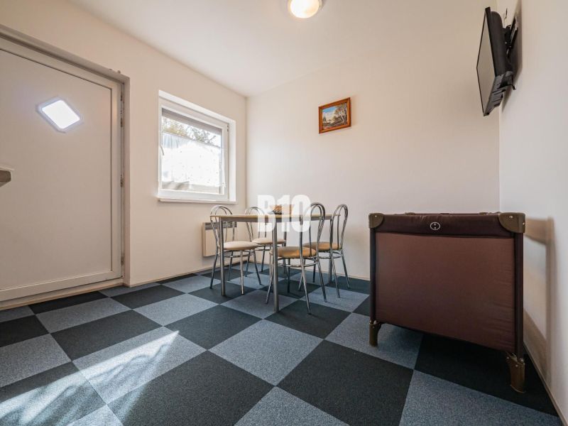 Dining area in a family house with a geometric floor and a crib.