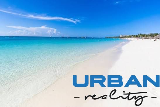 The beach in Pwani Mchangani with white and blue sand and clear water, ideal for a family home.