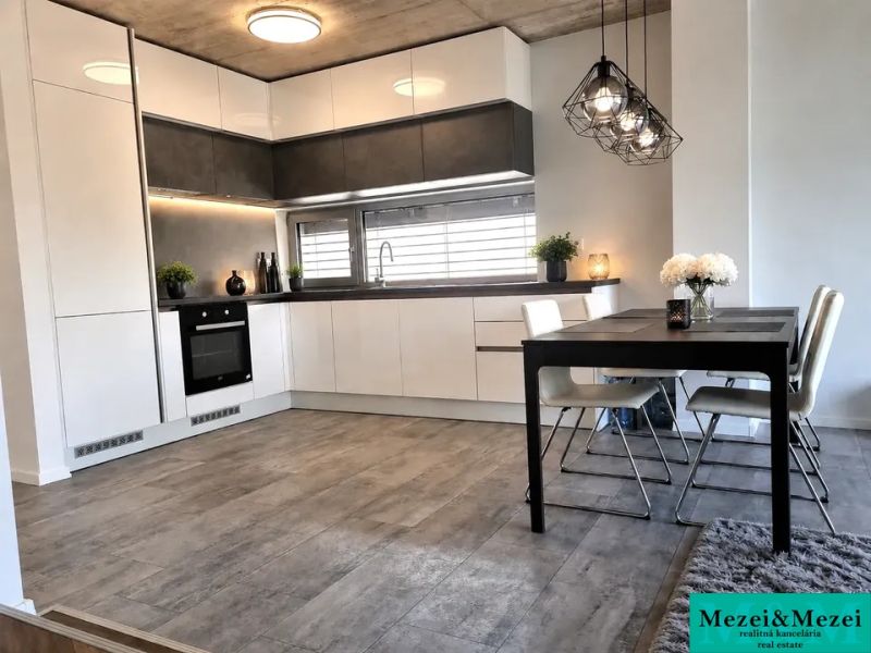 Kitchen and dining area in a family house with a wooden decor floor.